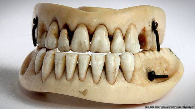 Prótesis con dientes humanos